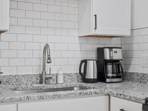 Shadyside, Central !2 Bright and Stylish Studio With Free Parking