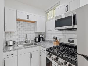 Shadyside, Central !2 Bright and Stylish Studio With Free Parking