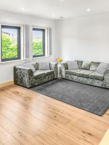 1-BR Flat next to Heathrow Airport London, 3-Beds, Free Parking