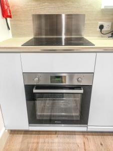 1-BR Flat next to Heathrow Airport London, 3-Beds, Free Parking