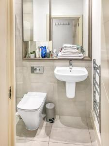 1-BR Flat next to Heathrow Airport London, 3-Beds, Free Parking