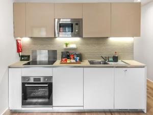 1-BR Flat next to Heathrow Airport London, 3-Beds, Free Parking