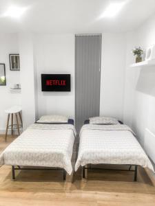 1-BR Flat next to Heathrow Airport London, 3-Beds, Free Parking