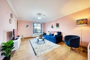 Stylish 2-Bed Apartment with Private Driveway - Glasgow
