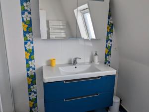 Appartements Les Sables d'Or - acces direct plage, vue mer, terrasses, parking : photos des chambres