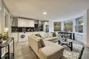 Stylish 3-Bedroom Apartment in Central Glasgow - Partick