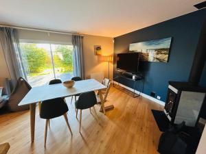 Maisons de vacances LA MAISON DU RENCLOS Maison familiale, au calme quartier nature proche centre ville, 8 personnes, grand jardin clos avec piscine chauffee : photos des chambres