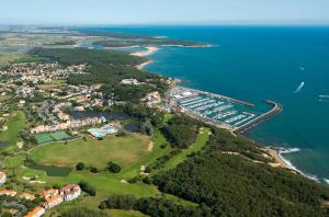 Maisons de vacances LA MAISON DU RENCLOS Maison familiale, au calme quartier nature proche centre ville, 8 personnes, grand jardin clos avec piscine chauffee : photos des chambres