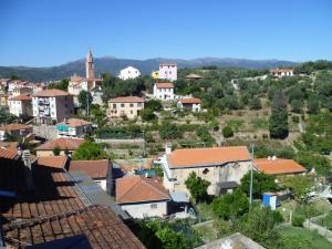 Ligurisches Rustico, umgeben von Olivenhainen am Dorfrand