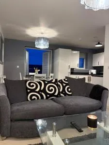 2-bedroom 1-bathroom apartment sheffield, Sleeps up to 4, 1-double bed 2-single beds Open plan kitchen with dining area and lounge - Brightside