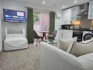 StayZen Apartments - Private Garden & Free Parking Ground Floor Central Woking - Business & Leisure