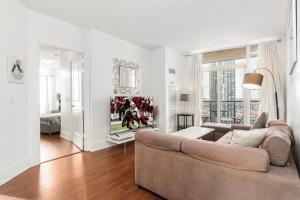 Luxurious 2BR 2BATH Condo Steps from Square One