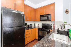 Luxurious 2BR 2BATH Condo Steps from Square One