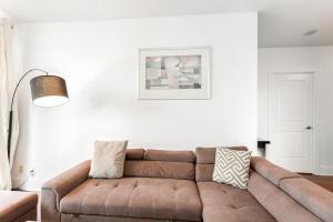 Luxurious 2BR 2BATH Condo Steps from Square One