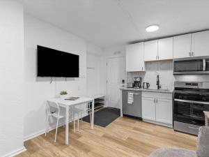 Lawrenceville Central !4 Quiet and Stylish One Bedroom Apartment with Free Street Parking