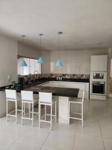 Quarto com Ar-Condicionado em Casa Compartilhada a 5 Min da Praia