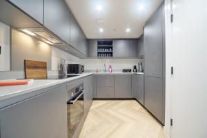 Luxury Nostalgic City Centre Stay with Pool Table, Netflix, Sofa bed, Sleeps 6, Nostalgia Stays