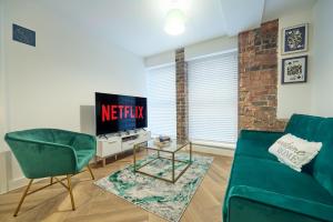 Luxury Nostalgic City Centre Stay with Pool Table, Netflix, Sofa bed, Sleeps 6, Nostalgia Stays