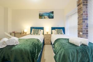 Luxury Nostalgic City Centre Stay with Pool Table, Netflix, Sofa bed, Sleeps 6, Nostalgia Stays