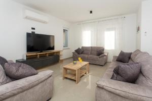 Family friendly house with a swimming pool Srinjine, Split - 23770