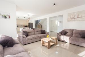 Family friendly house with a swimming pool Srinjine, Split - 23770