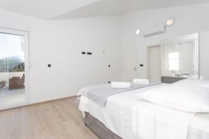 Family friendly house with a swimming pool Srinjine, Split - 23770