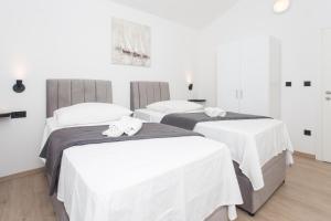 Family friendly house with a swimming pool Srinjine, Split - 23770