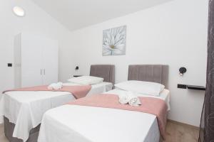 Family friendly house with a swimming pool Srinjine, Split - 23770