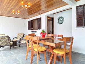 Casa Moderna - 2 Suítes próxima ao Portal em Campos do Jordão