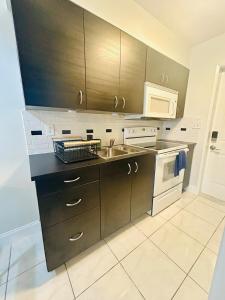 2 min walk to beach & free parking Lauderdale 21-2