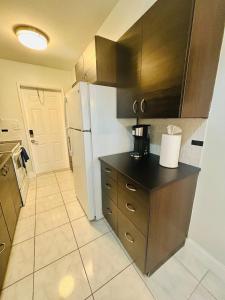 2 min walk to beach & free parking Lauderdale 21-2
