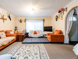 BIDWILL GARDENS ON MIDDLETON - 2 Rooms A Private Room with a King-Size Bed or Open Lounge Room Floor Mattress SHARED Bathroom FREE Kitchen Essentials FREE Laundry Facilities Fast NBN WIFI HDTV NETFLIX, YOUTUBE, KAYO Meal and Transport Service Availab