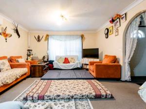 BIDWILL GARDENS ON MIDDLETON - 2 Rooms A Private Room with a King-Size Bed or Open Lounge Room Floor Mattress SHARED Bathroom FREE Kitchen Essentials FREE Laundry Facilities Fast NBN WIFI HDTV NETFLIX, YOUTUBE, KAYO Meal and Transport Service Availab