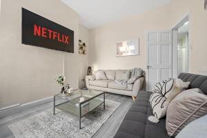 Manchester 4-Bed Home Perfect for Contractors & Families w Free Parking
