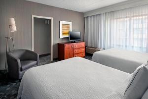 Newly Renovated, 1 Bedroom Junior Suite, 2 Double room in Courtyard Newark Liberty International Airport