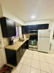 Apartment in Hollywood close to shops & beach 108