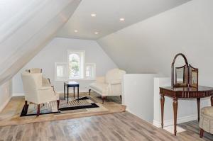 Luxurious Condo with Balcony in Kitchener