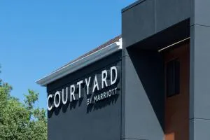 Courtyard by Marriott Pensacola - 米尔顿
