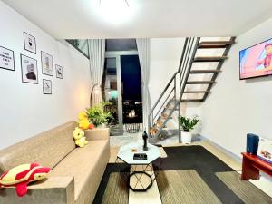 Modern Studio w Balcony and Kitchen