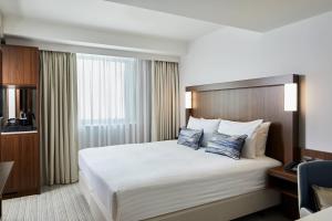 Standard King Room room in Courtyard by Marriott Oxford City Centre