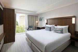 King Room with Castle View room in Courtyard by Marriott Oxford City Centre