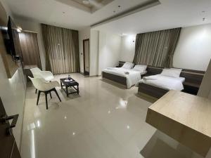 Model Grand Inn