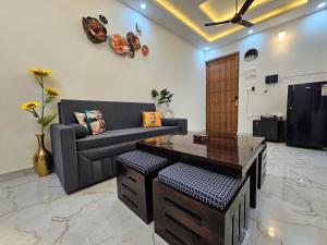 1 BHK Apartment in Dehradun with Mussoorie Mountain View - Buddy Mountain Escape