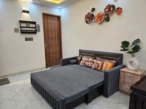 1 BHK Apartment in Dehradun with Mussoorie Mountain View - Buddy Mountain Escape