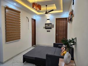 1 BHK Apartment in Dehradun with Mussoorie Mountain View - Buddy Mountain Escape