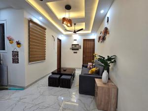 1 BHK Apartment in Dehradun with Mussoorie Mountain View - Buddy Mountain Escape