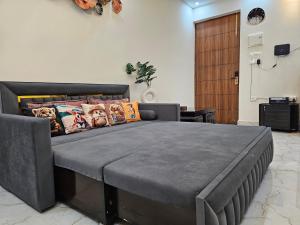 1 BHK Apartment in Dehradun with Mussoorie Mountain View - Buddy Mountain Escape