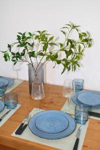 B3 Near Airport - Cozy Home, Walk to Shops & Eats