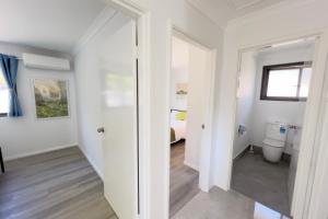 B3 Near Airport - Cozy Home, Walk to Shops & Eats