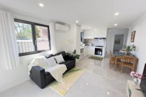 B3 Near Airport - Cozy Home, Walk to Shops & Eats